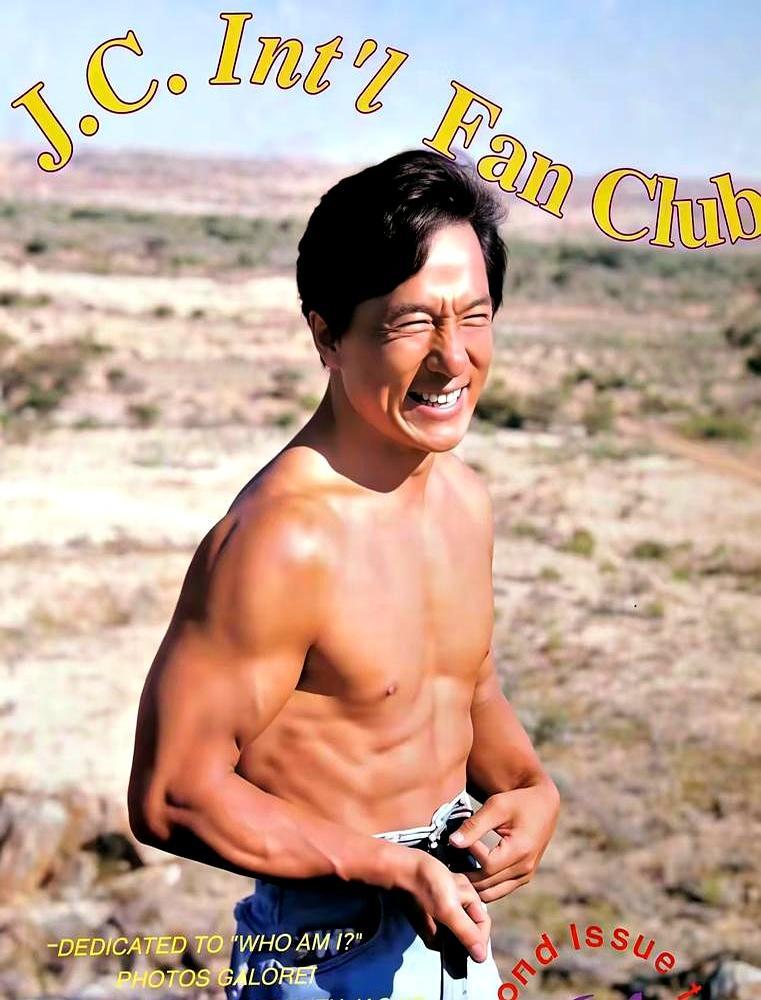 成龙被问跟李小龙谁能打，张嘴就说让他赢吧我是双骨他是单骨。
 
他在锵锵三人行里