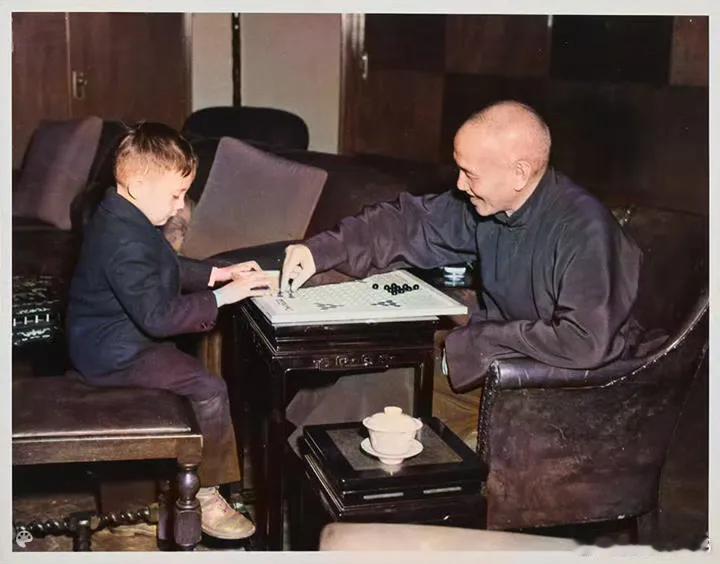 50年代，蒋中正陪孙子蒋孝勇下棋，从镜头捕捉的画面中，我们可以看到爷俩面带微笑，