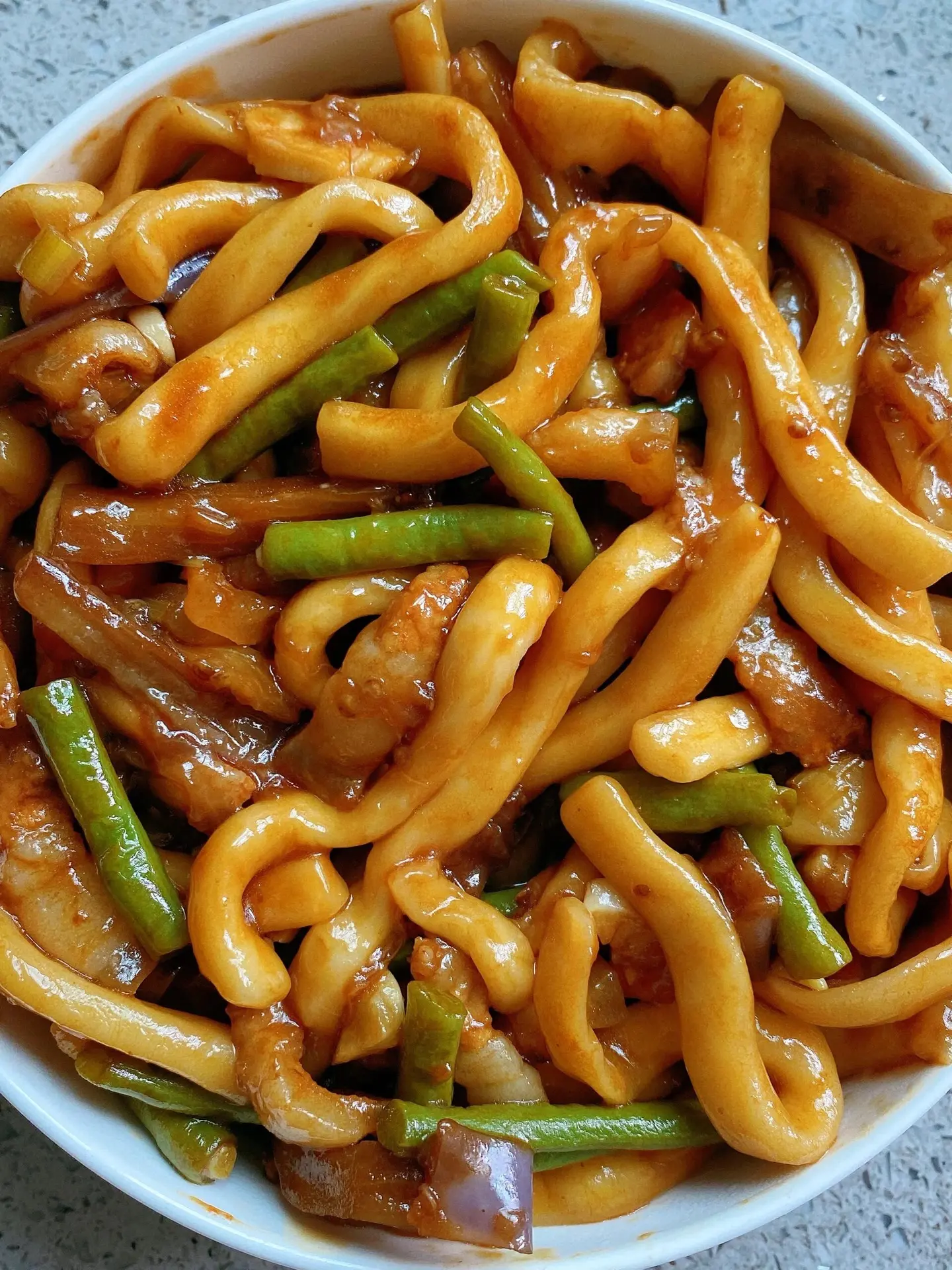 不知道吃什么的赶快去试试豆角焖面。真的太劲道太好吃了 茄子和豆角炖的软...