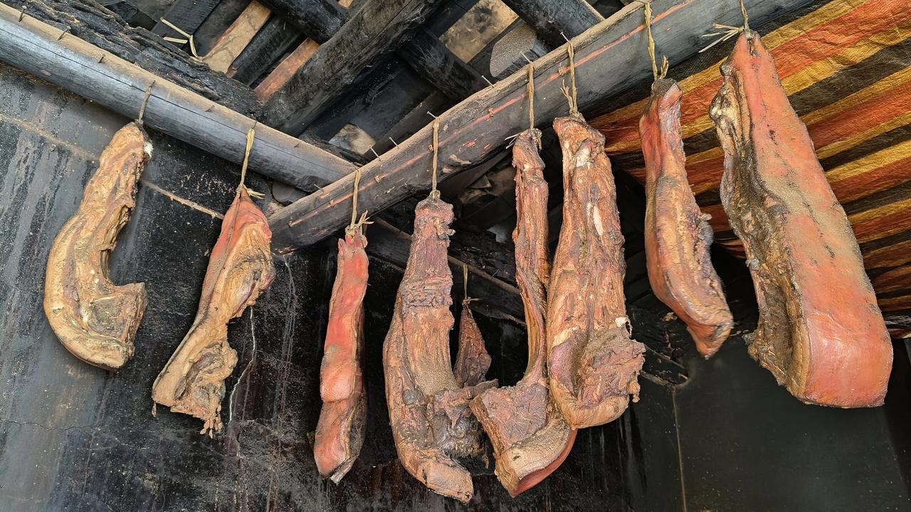 黑猪土腊肉，野干香椿，农家四季豆，干辣子，野竹笋，底价包邮，只要本钱
微心号jw