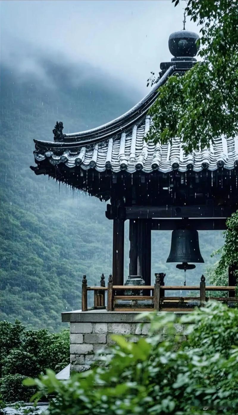 一位心理咨询专家说：

人开始变强的信号，往往是从不再拼命证明自己开始的。不再逢