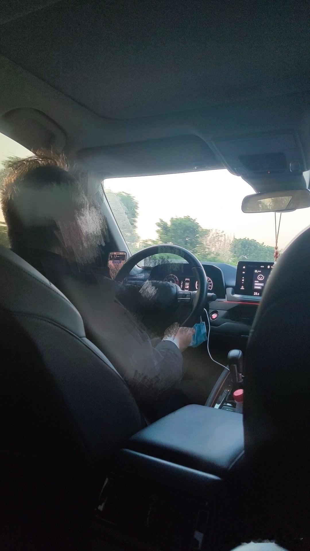 今天有事，打顺风车独享，两次临走被司机取消订单，耽误半小时。

最后，遇到一个倔