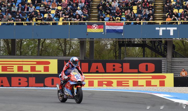 张雪机车张雪机车荷兰站第二回合第7 因其他赛车摔车漏油引发红旗提前结束，官方最终