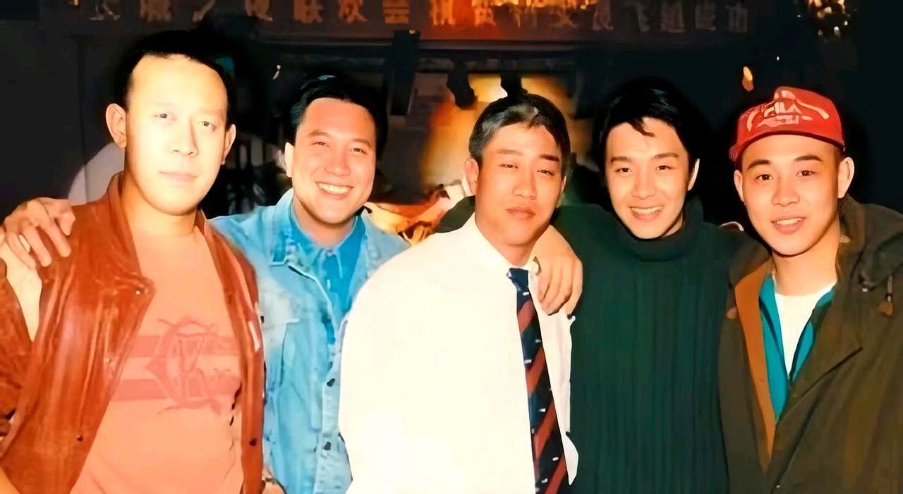 1993年，《方世玉》片场。
一张合影，江湖定格。
21岁的赵文卓，西装领带，站