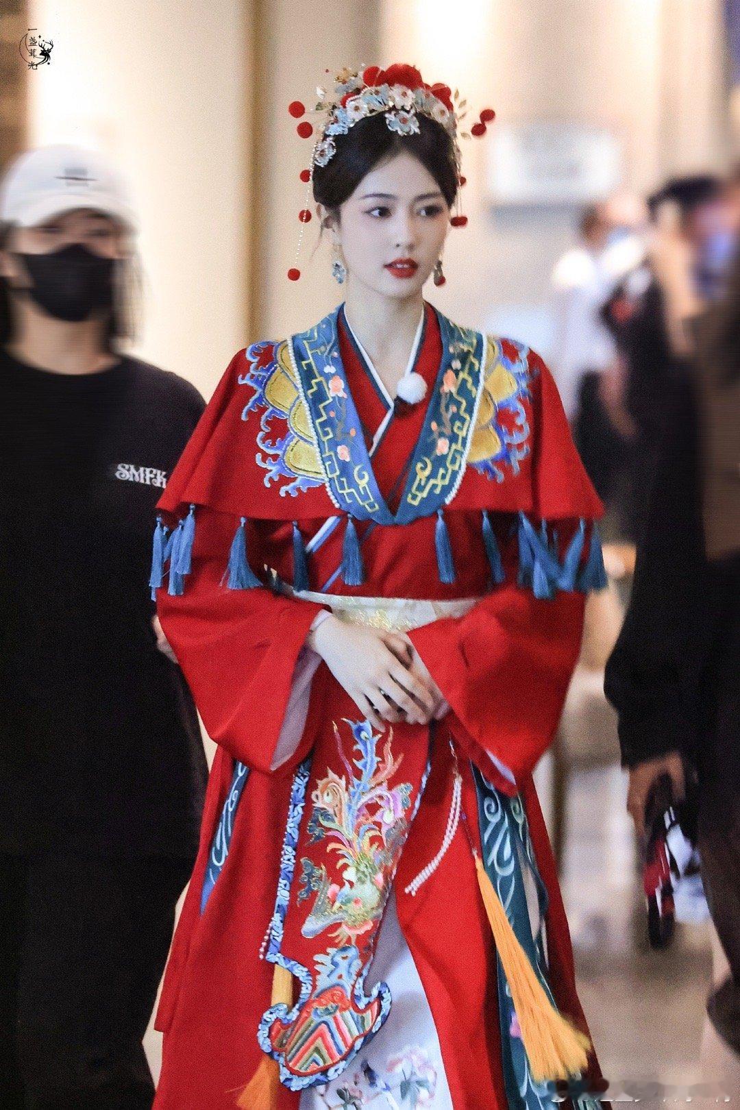 #白鹿红衣花旦##白鹿奔跑吧婚服路透#美疯了窝去 ​​​