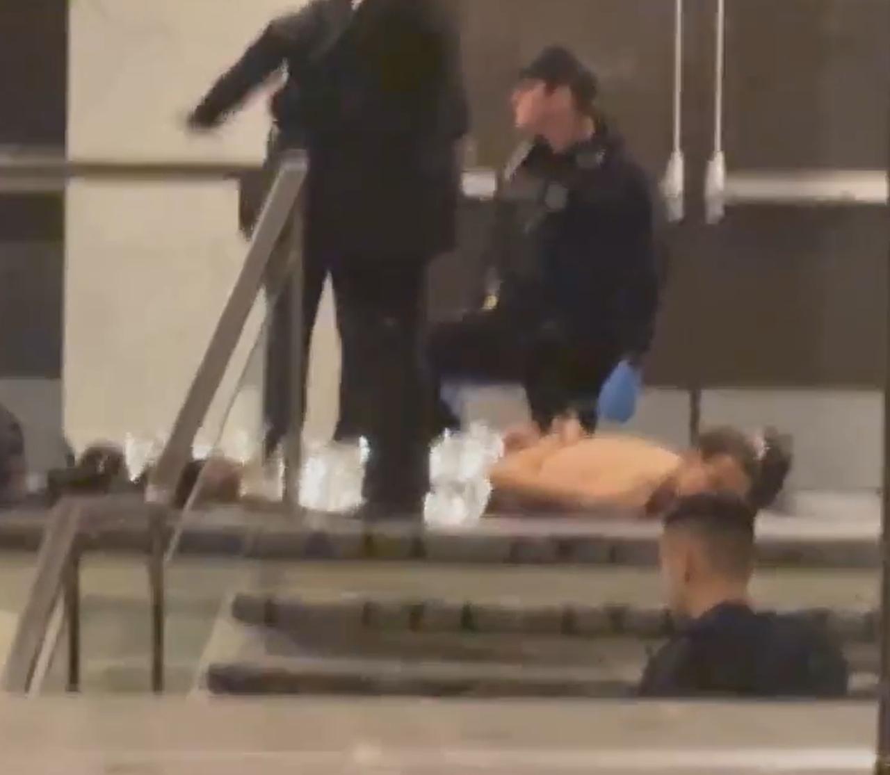 最大的疑问，这波暗杀，谁是最大的获益者？

1、特朗普本人。

上一次遭遇暗杀之