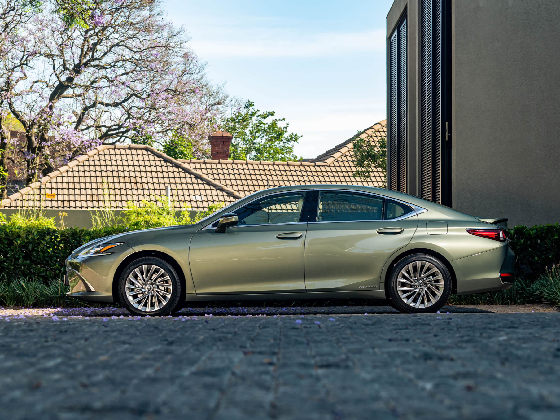 昨天看到新款雷克萨斯ES低配235 60R18轮胎带来的车身比例效果后，属实是绷