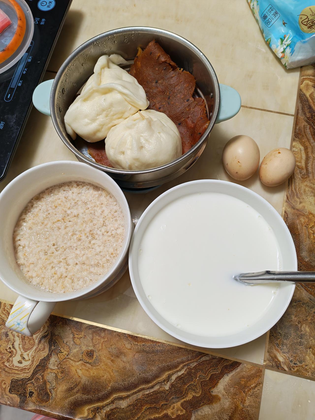 今日份家常早餐，简单又暖胃✨

清晨的烟火气，都藏在这顿家常早餐里：软乎乎的大肉