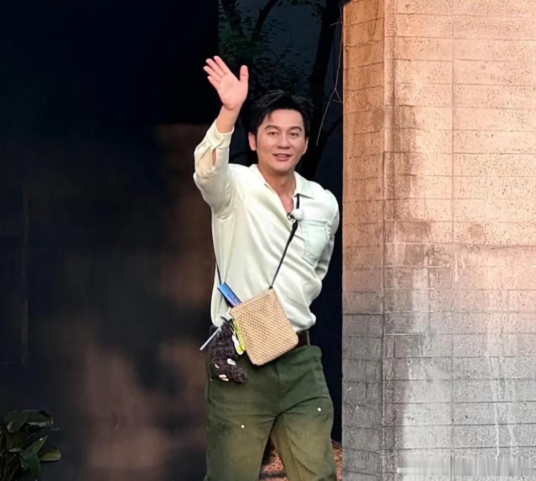 李晨这么多年不结婚，不是因为没人喜欢，也不是没有谈过恋爱，而是因为他始终没有在感