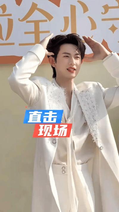 2025横店微短剧之夜，陈添祥摘得“年度号召力星耀男演员”桂冠。从《朕与她》霸气