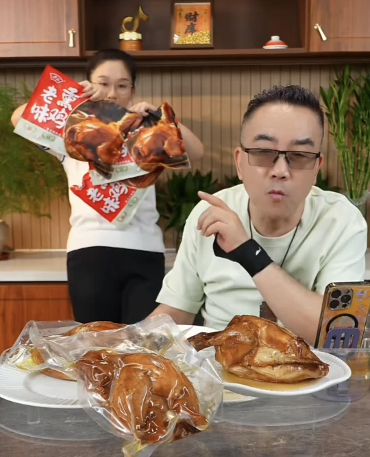 杨议在直播间里卖烧鸡，3只不到60元。冲他的人品，再加上这么便宜。估计没人敢买，