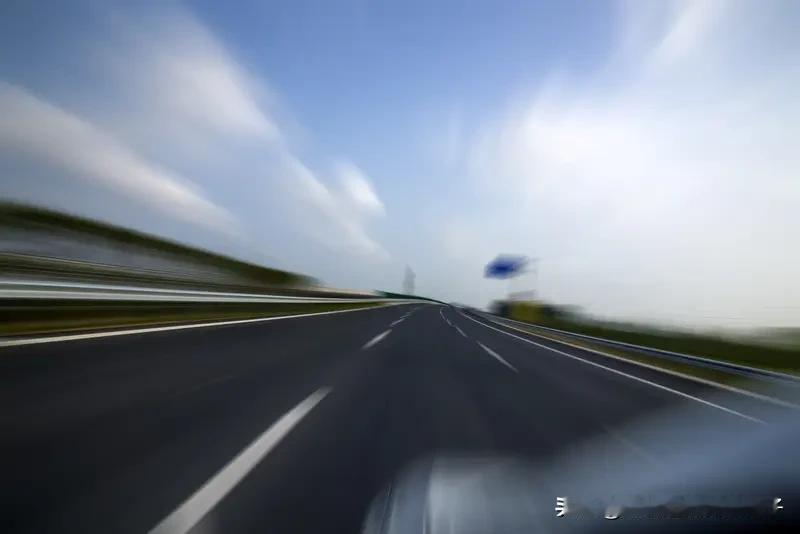 司机高速上睡觉身后堵了12公里 司机高速上睡觉，身后堵了12公里，这事儿可太离谱