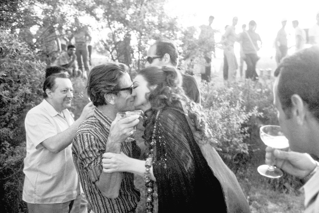 皮埃尔·保罗·帕索里尼与玛丽亚·卡拉斯在拍摄电影《美狄亚》（1969）时的一张幕