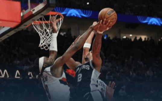NBA季后赛，马刺去客场打开拓者。之前双方大比分1-1打平，这场谁赢，谁就能先拿