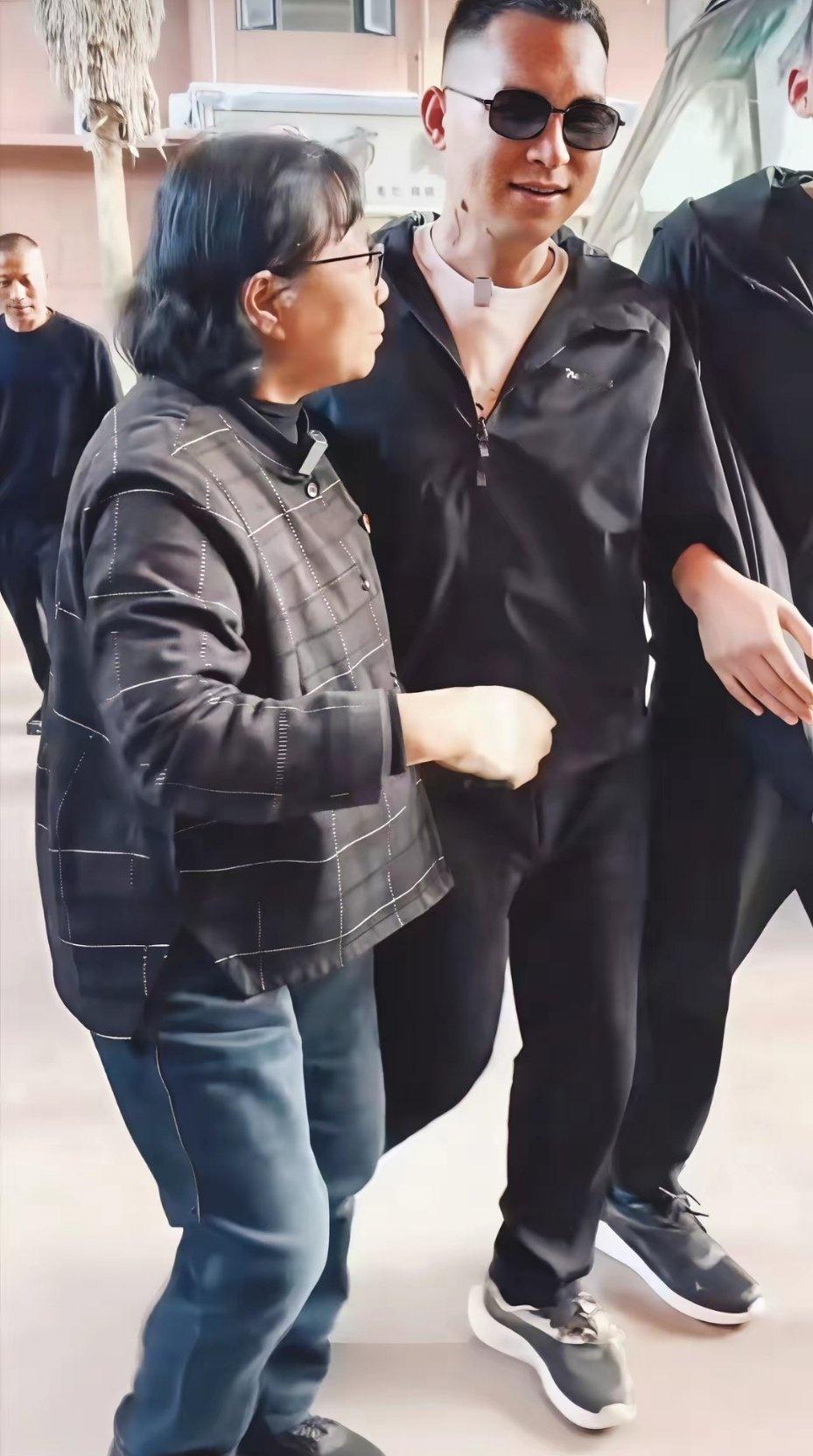  看哭了！张桂梅校长抱杜富国的样子，像极了妈妈心疼孩子，两位英雄都是最该追的星！