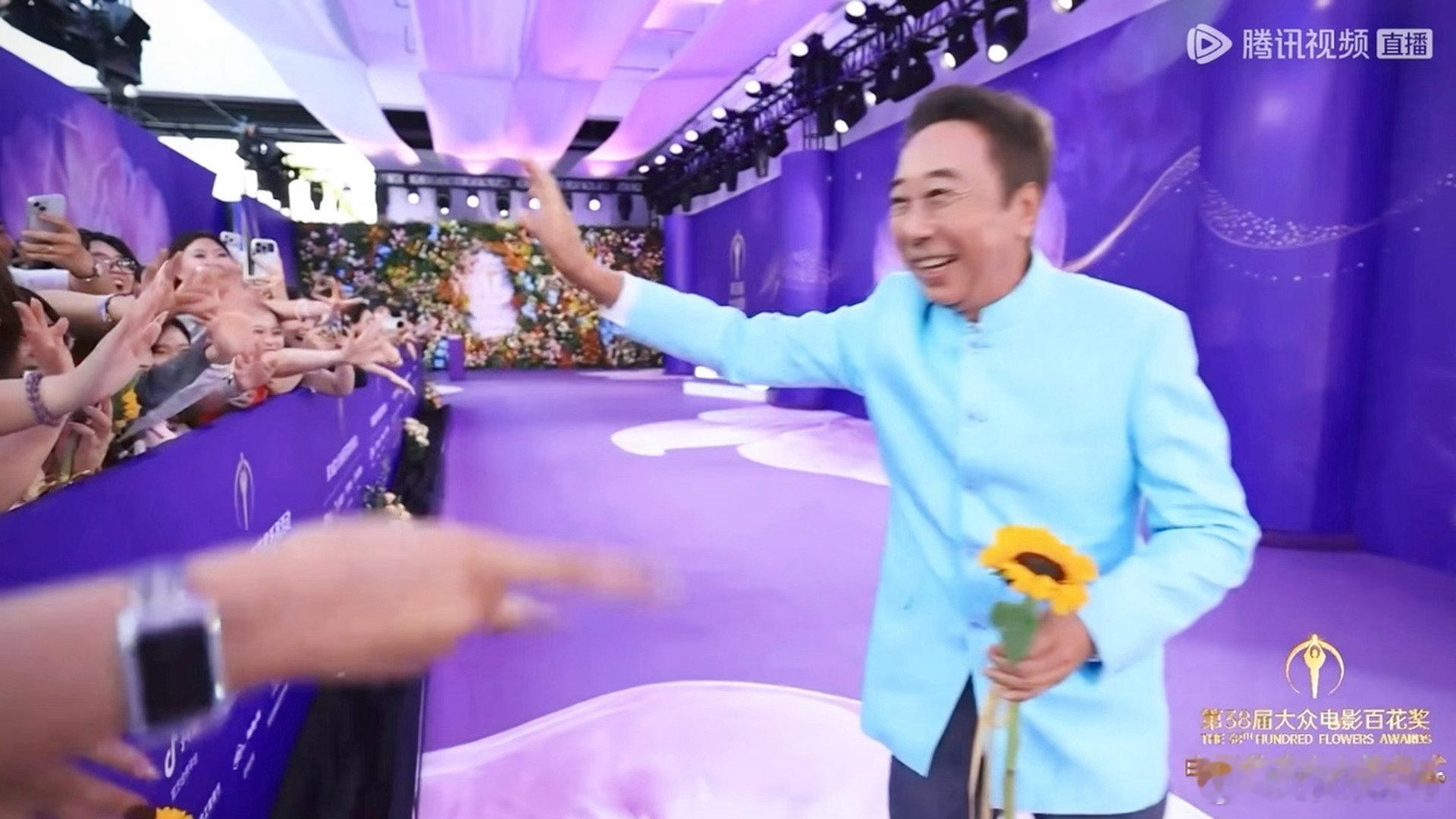 冯巩百花红毯一直在打招呼冯巩百花红毯出场梦回春晚 冯巩百花红毯一出场感觉梦回春晚