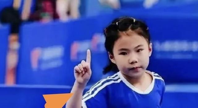 为什么王楠的女儿进不了国家队！？
王楠作为乒乓球大满贯得主，她的女儿郭依嘉从四岁