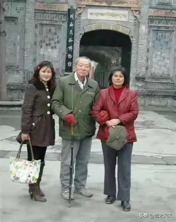 2009年，全国有名的“收租院”来了一个“特殊”的人。这个人站在大门口拍照片时，