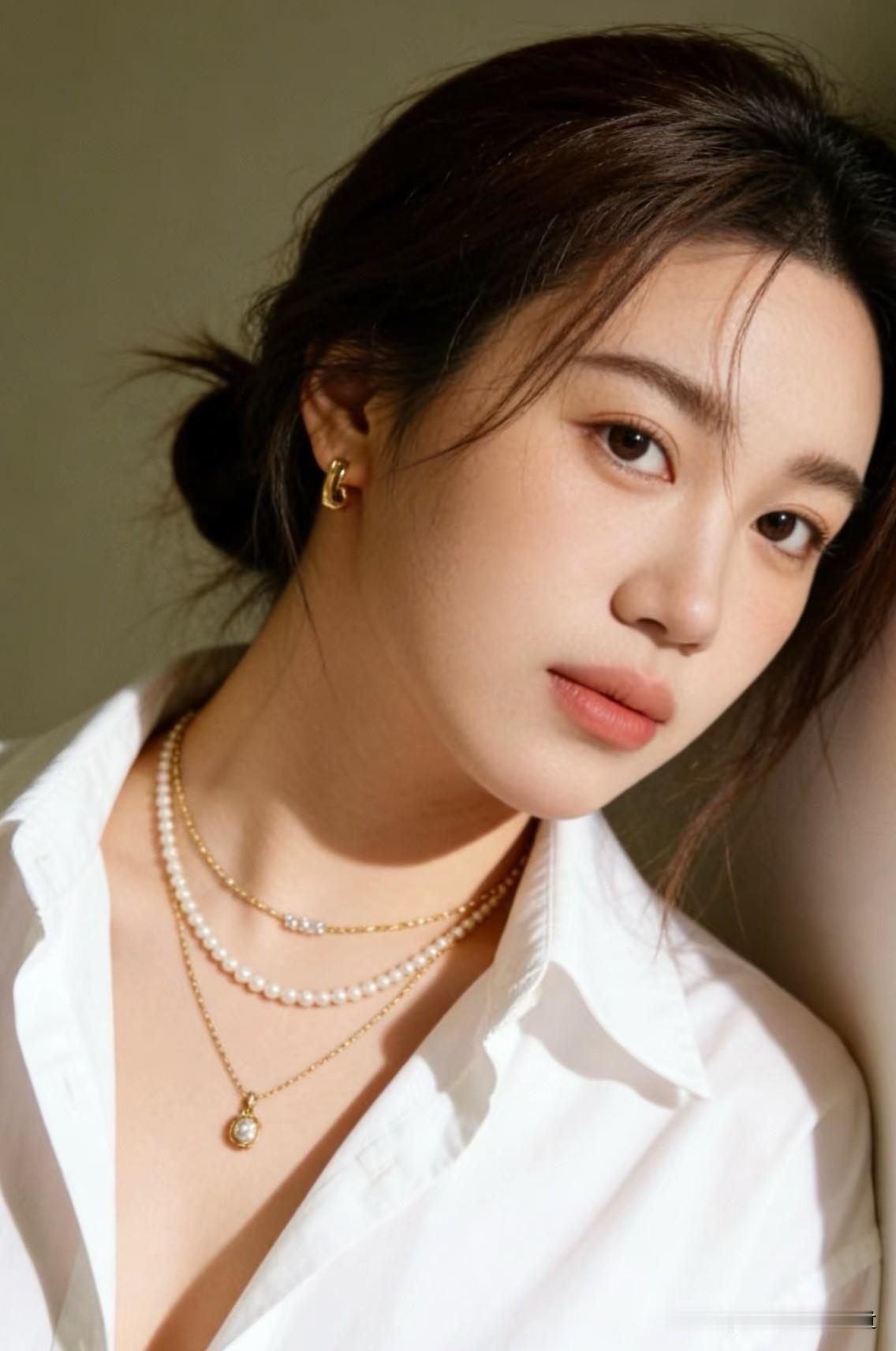 清平乐·素衫清韵
 
素襟轻绾，珠链层层灿。
松挽云鬟眉目婉，一抹柔光凝面。
 