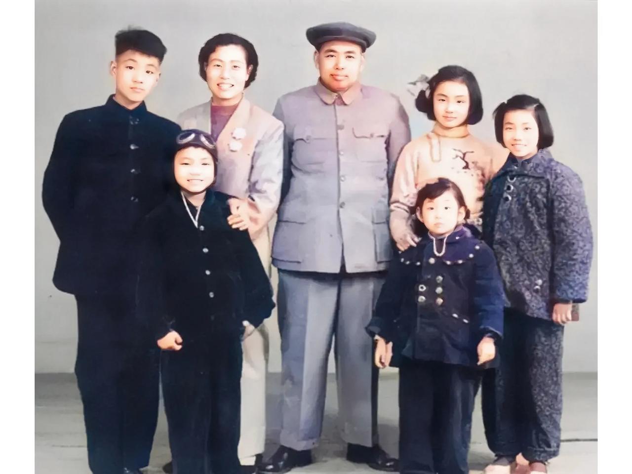 这才是他们一家七口的真实相貌，并非演员所饰演的角色！这张珍贵的老照片拍摄于上世纪