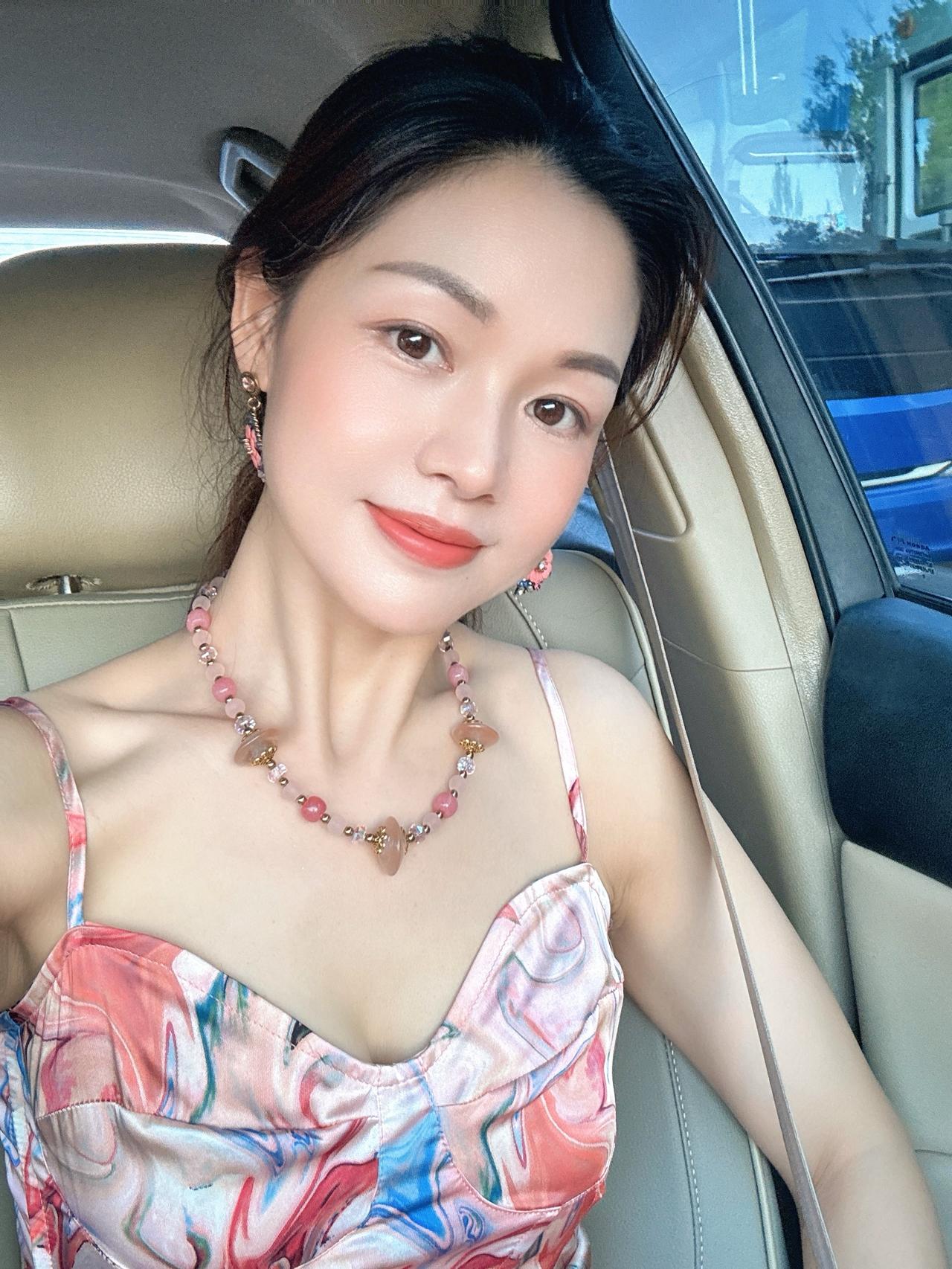 余生很贵，把时间留给自己，去自己想去的地方，做自己喜欢的事情。享受自由搭配的快乐