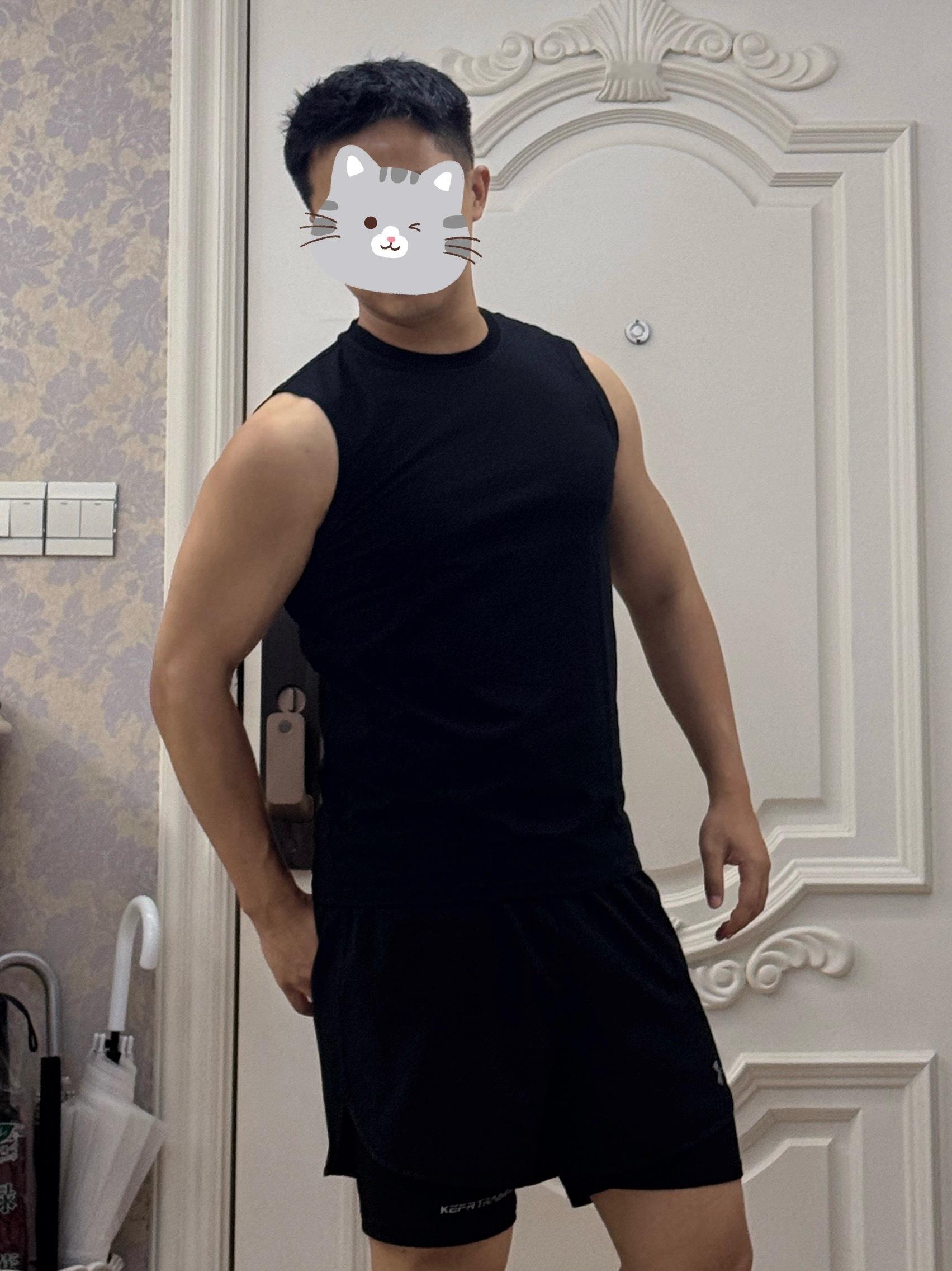 其实我昨天还带回来两件男生的衣服样品幺幺选品日记 想让薛老师帮我试一下看看穿上去