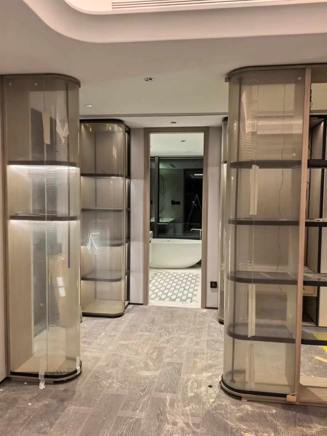 圆弧玻璃门玻璃层板落地效果