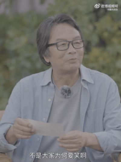杨迪把自己的照片送给刘震云杨迪被刘震云夸英俊这段互动我能循环看好几遍，杨迪主动递