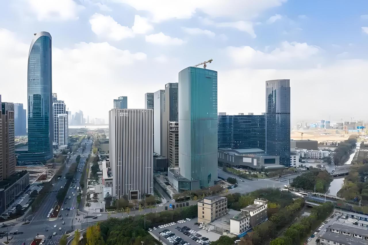 黄石楼市一直稳稳当当，没有大起大落，这点真的很让人安心。
从数据来看，上半年黄石