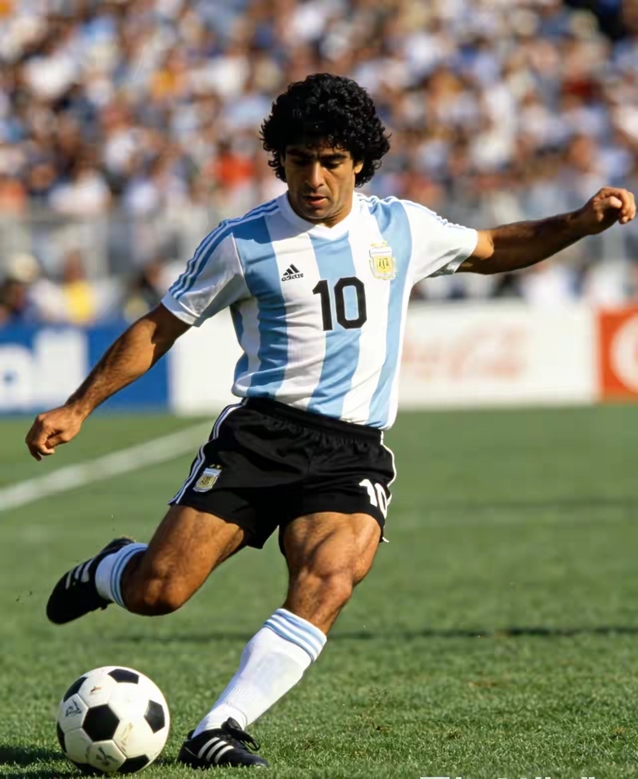 马拉多纳作为阿根廷第一人，完全有资格被称为“球王”，而且是足坛公认的三大球王之一