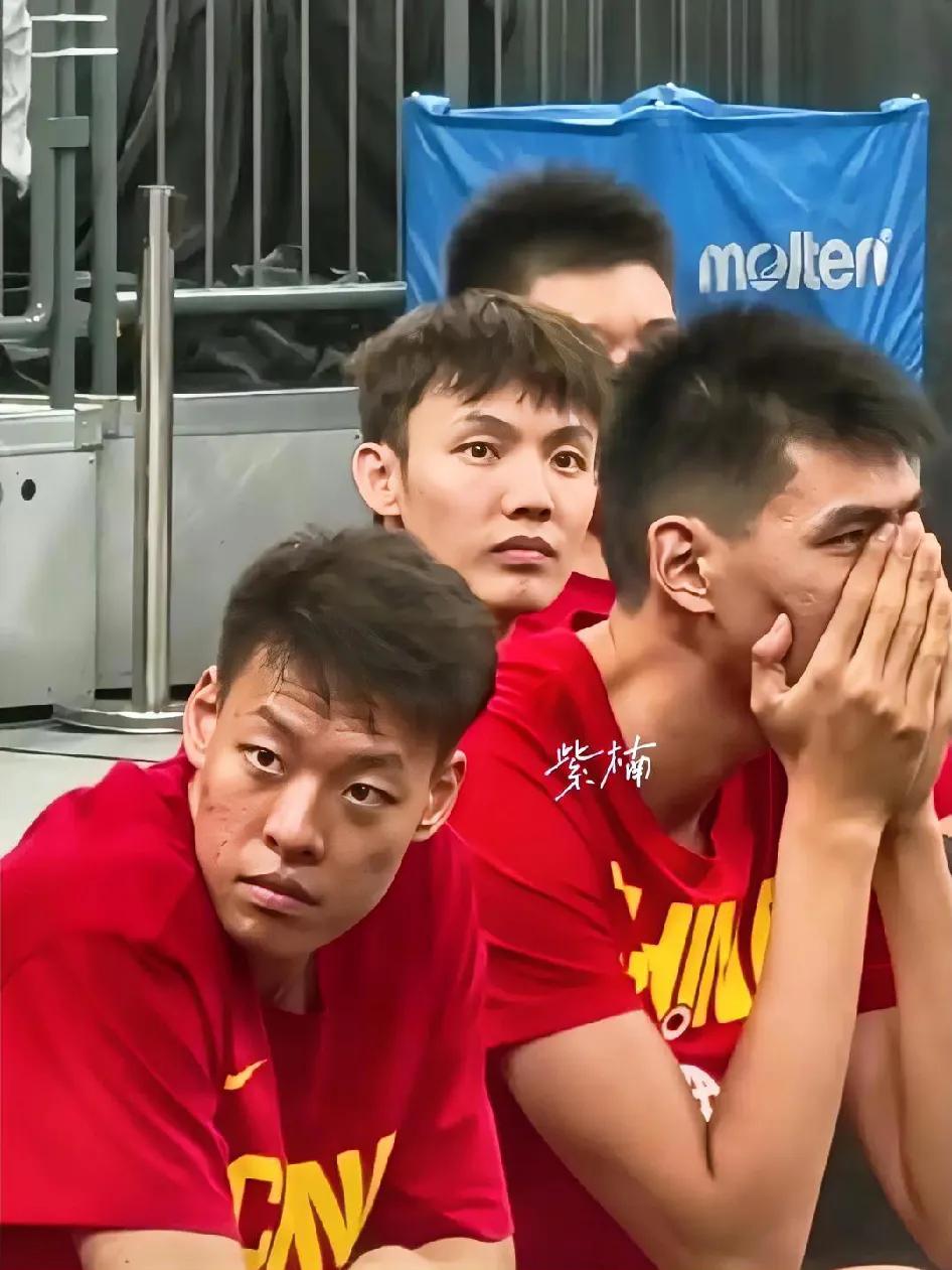 通过昨晚中国男篮与委内瑞拉的二番战可以看出：徐杰真的不适合留在国家队了！
为什么
