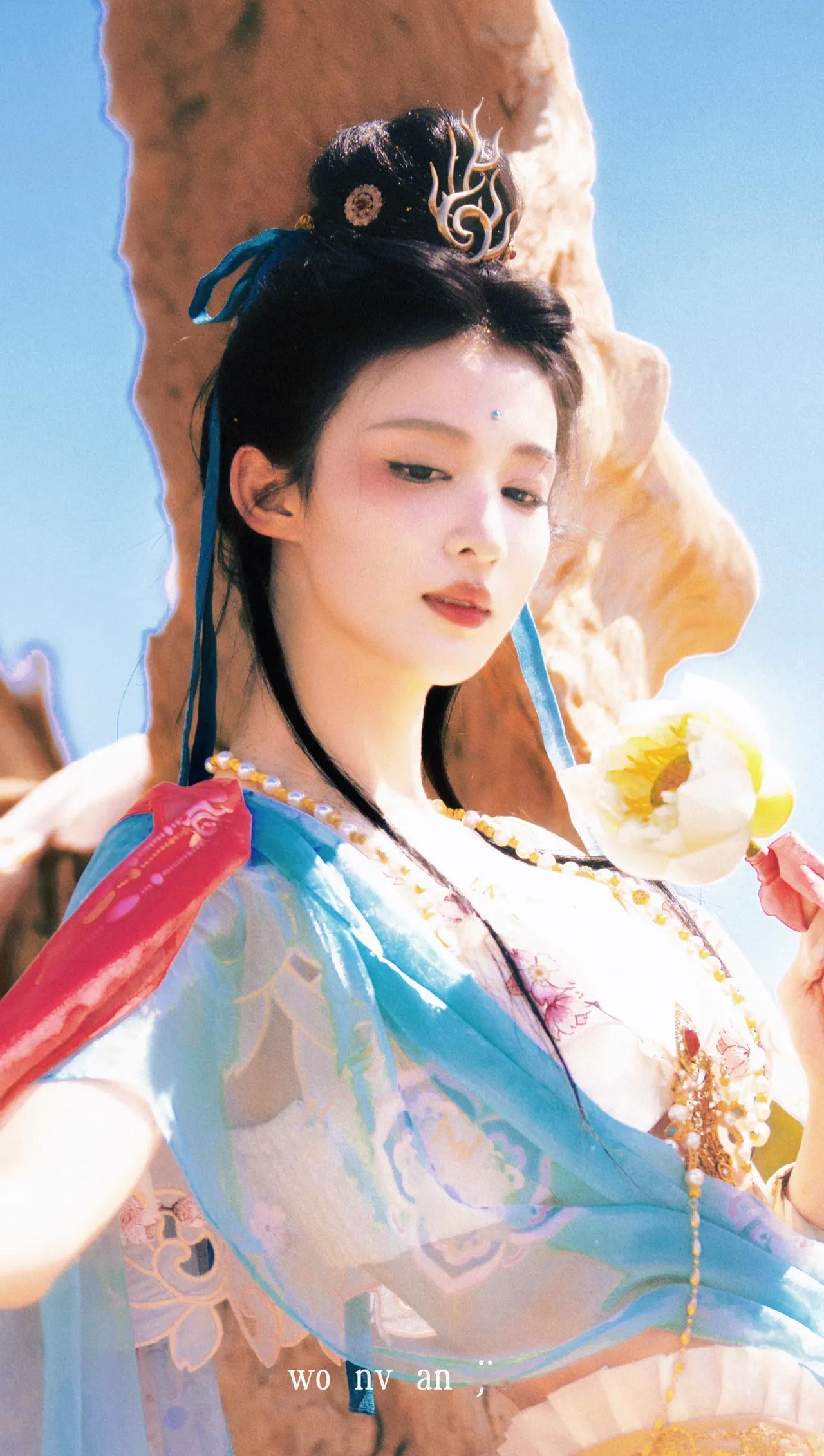 美女壁纸～王楚然，日光倾落，她自敦煌壁画的意象中走来。蓝粉纱衣轻拂，白莲在掌心盛