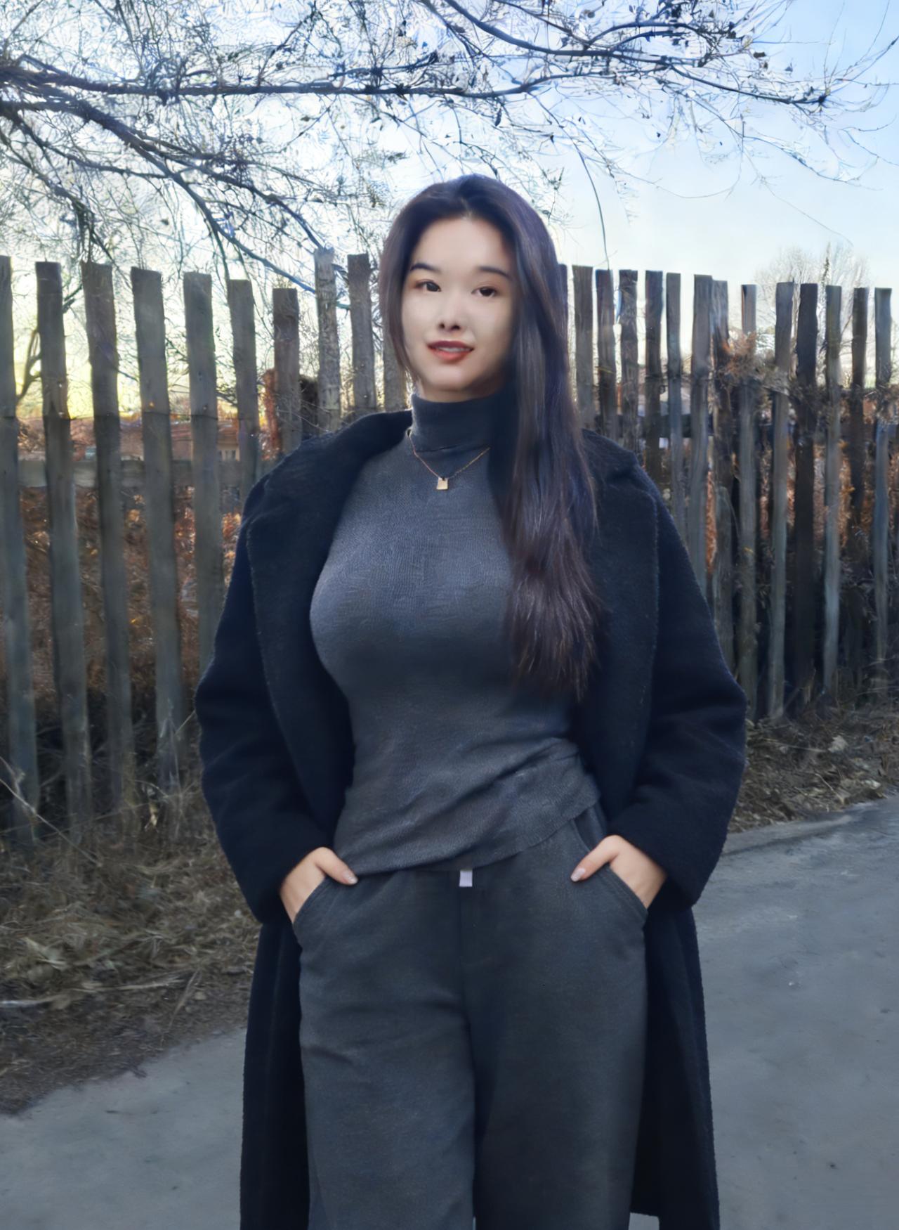 黑衣凝暮霭，灰裙映寒林。
旷野风初定，佳人立素心。