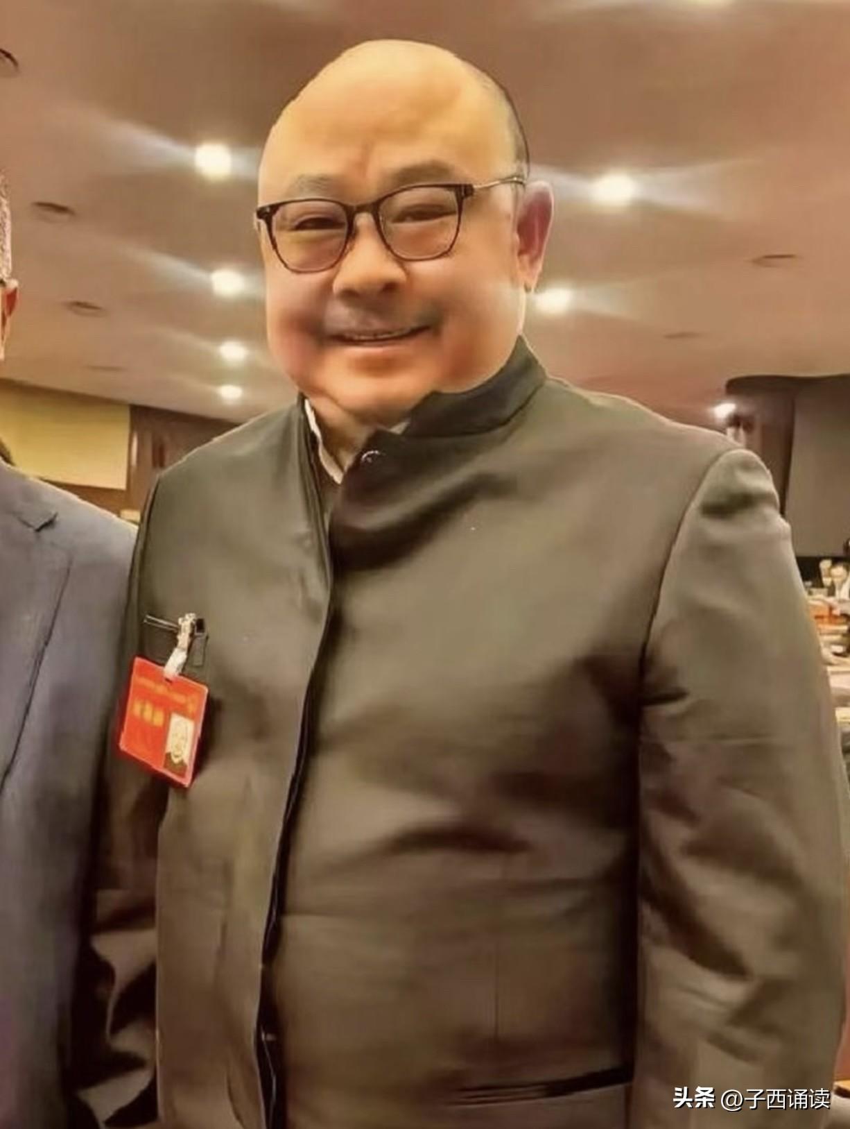 现在才知道刀郎为什么能够火遍全球了，看看他头顶上越发明显的伏羲骨，那叫吉人天相，