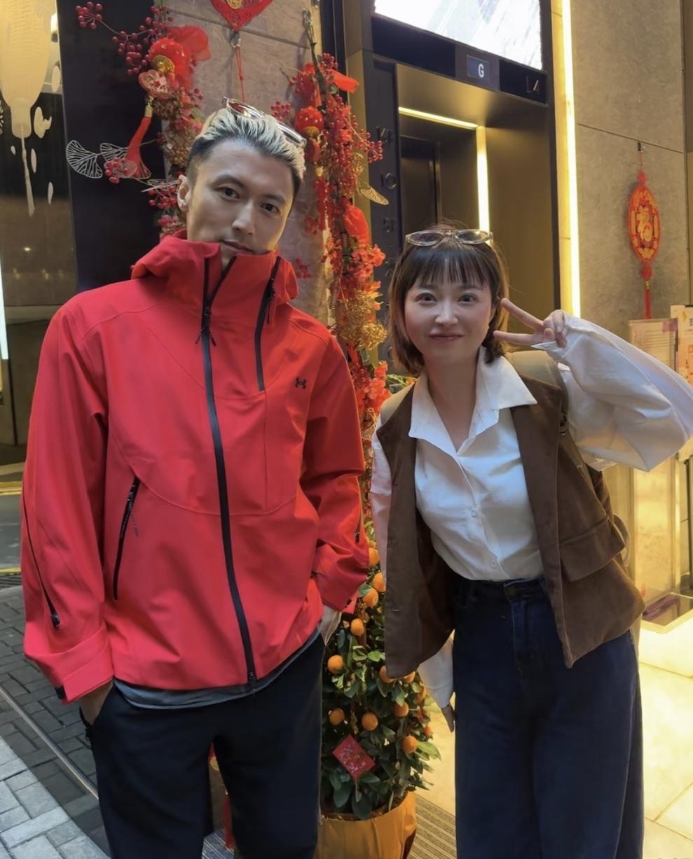 谢霆锋在一家餐厅被偶遇：画面中46岁的谢霆锋染着淡金色头发，发量惊人，胖瘦适宜，