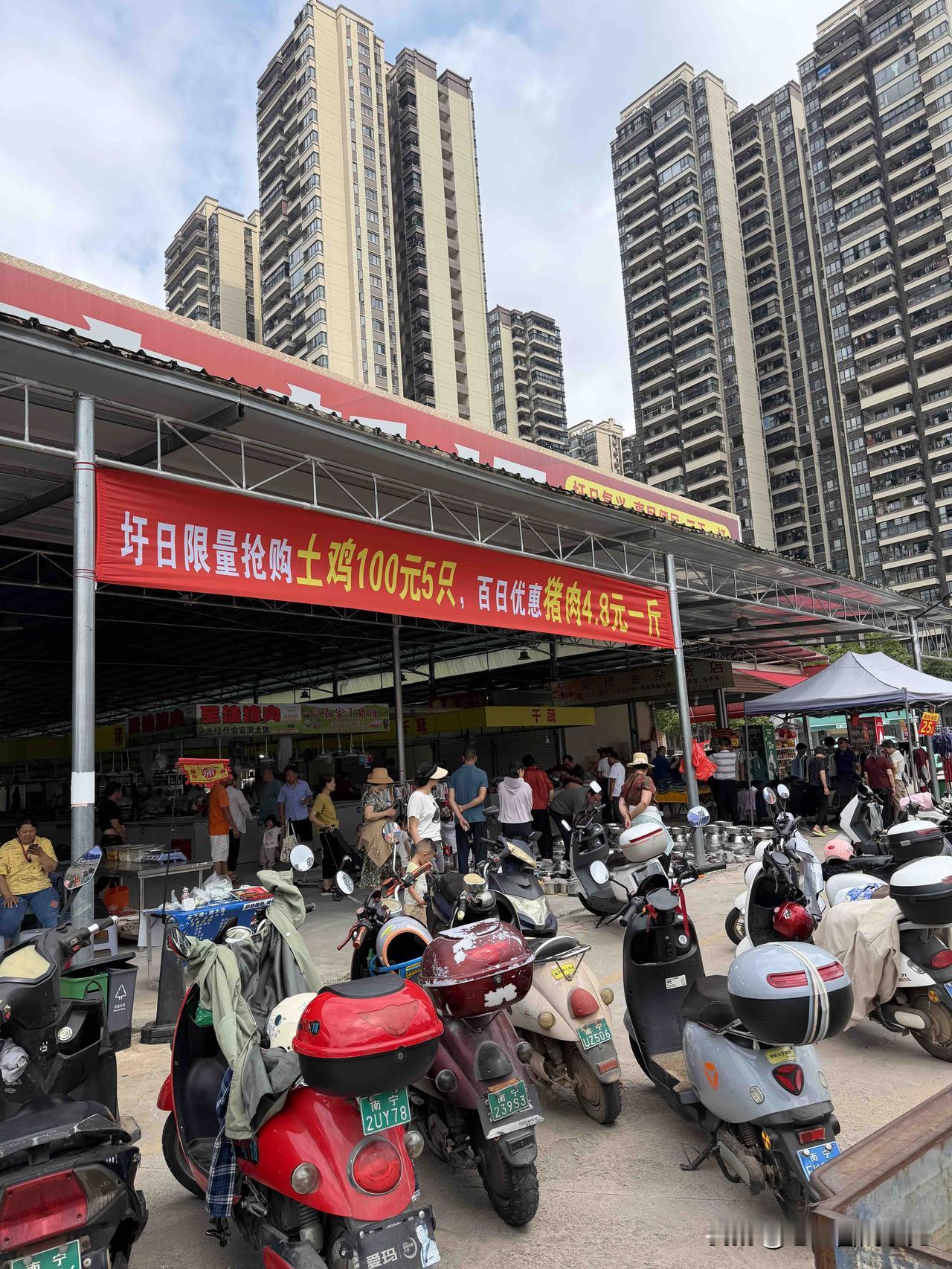 土鸡100块5只，猪肉4.8元一斤！今天来逛逛南宁玉洞大道旁的良庆新圩，市场里显