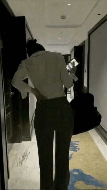 年轻人不知疲倦，拼命工作，一瘸一拐的多尴尬。