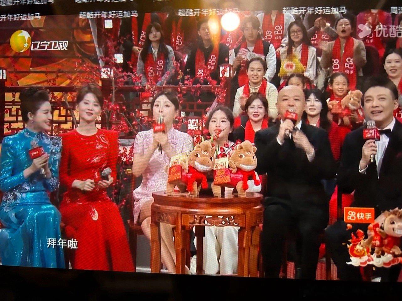 包贝尔一家 看提词器演员不要唱跳！这是来演小品吧其实