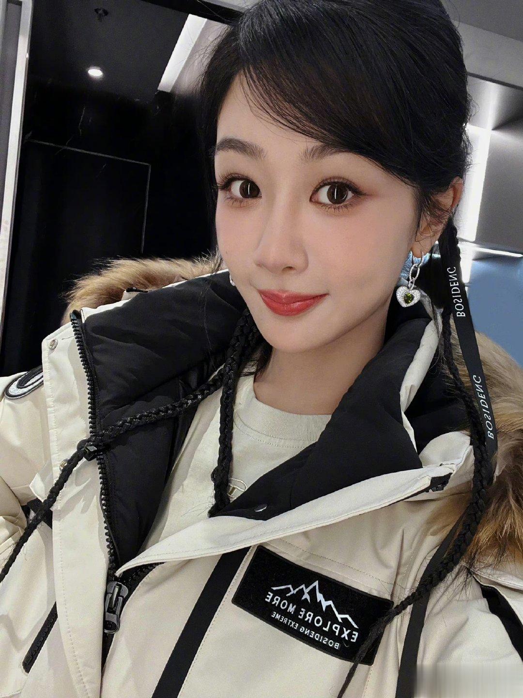 #杨紫的手机壳上是要久久爱##杨紫自拍库存# ​​​手机壳都用上了剧还会远吗？ 