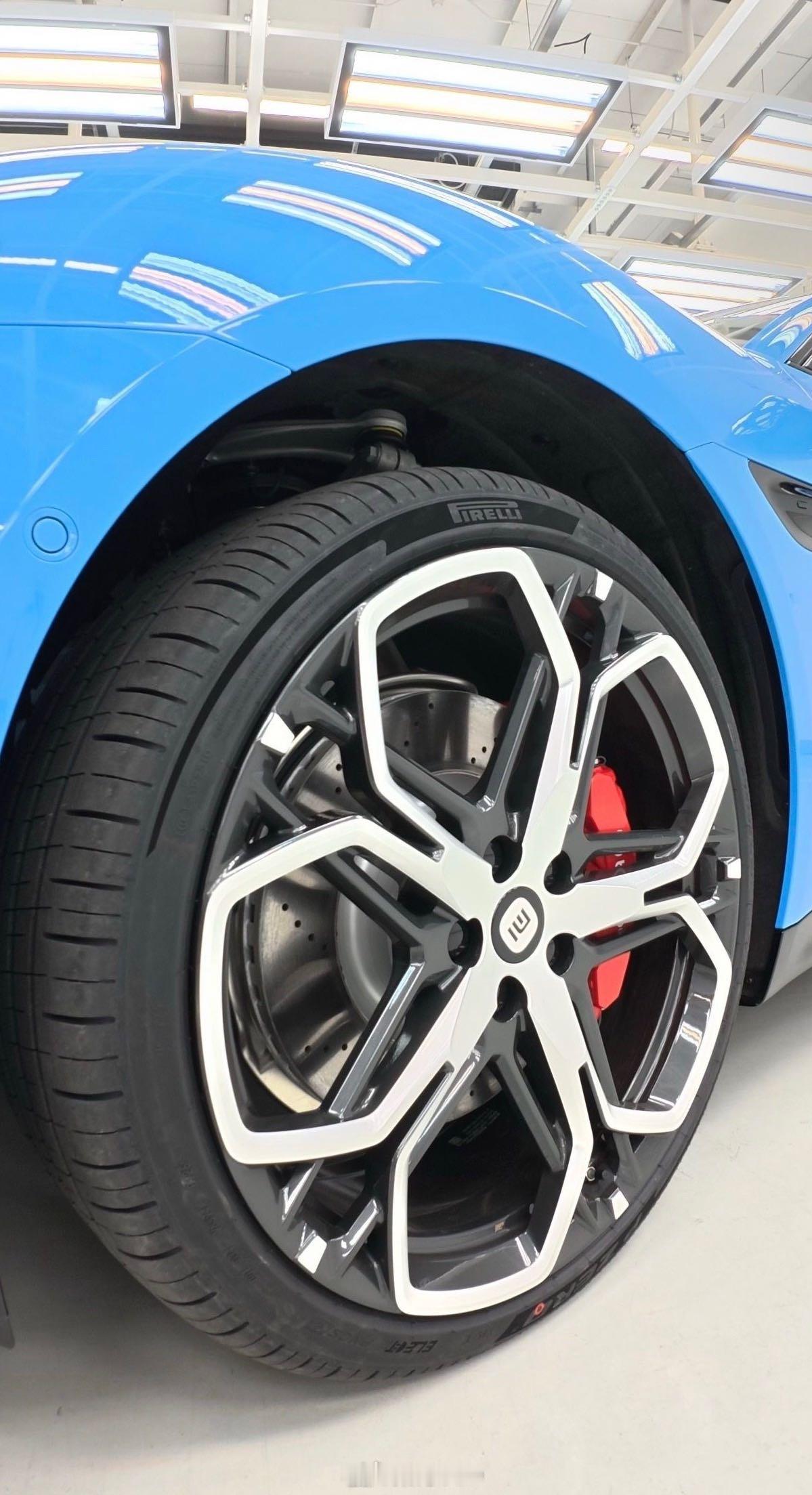 新一代小米su7 双层锻造梅花轮毂，真是帅爆了，视觉冲击力强，辨识度很高