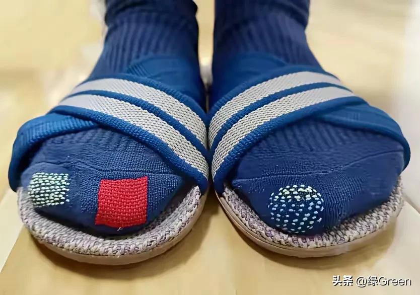 闺蜜真是没苦硬吃！现在这年代还有谁给袜子打补丁啊，都是没等破洞就买新的了。

她