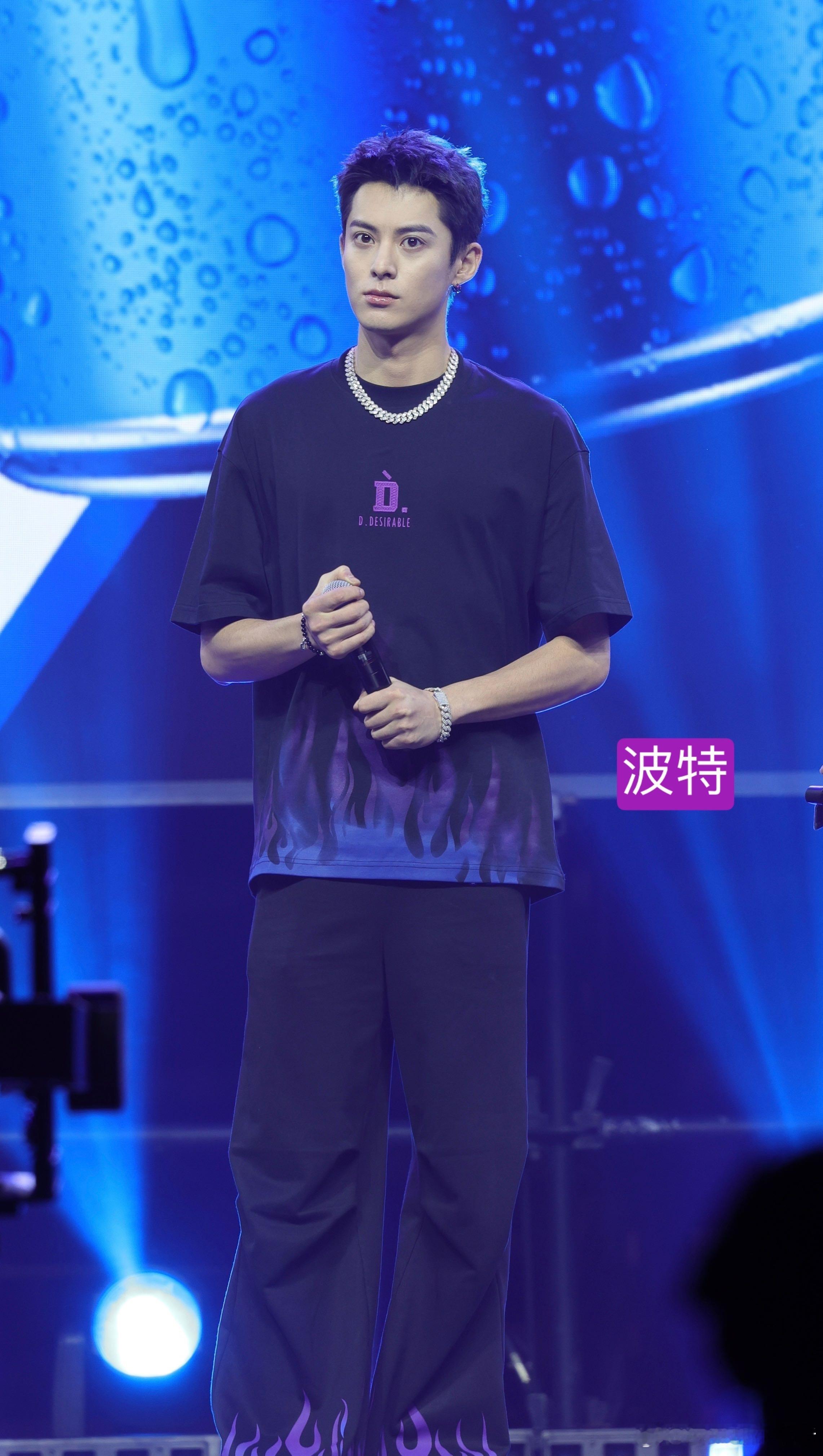 王鹤棣今天是不是有点太帅了…生图到饭拍到屏摄都帅的好突出… ​​​