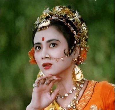 1999年，李玲玉嫁给犹太富豪杰瑞，新婚夜，李玲玉开玩笑地说“你就不怕我嫁给你之