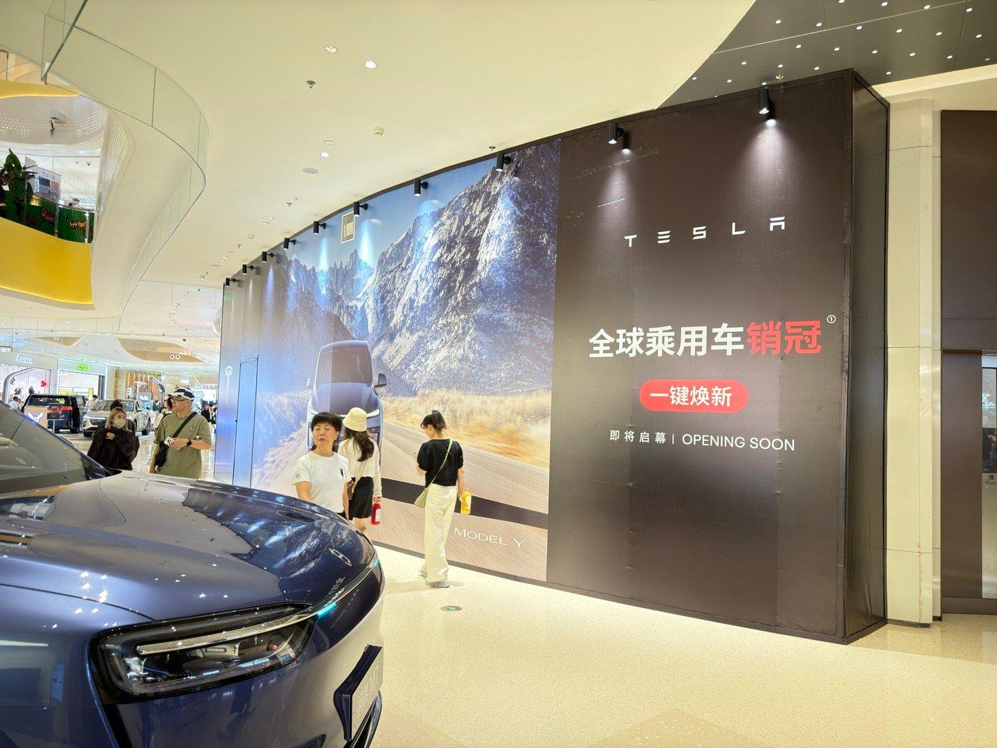 之前这儿是SONY专卖店，换成TESLA了。看来在这儿摆的临展应该卖的不错。 ​