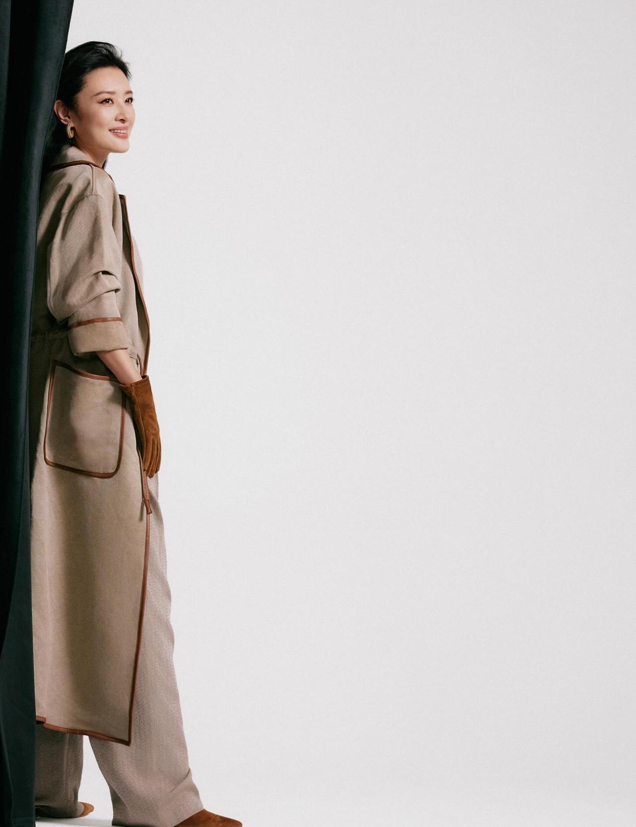 50岁，才是她真正开始发光的年纪。
大多数人眼里，央视女主持的黄金期在聚光灯最亮