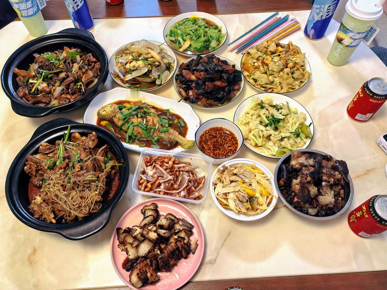 食物有两种～

一种填肚子，
一种填心情。

好好吃饭，
是治愈一切的开场白。​