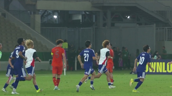 亚青杯u23决赛国足0-4不敌日本，两种心情！徐彬替补席眼眶泛红+王钰栋无奈 日