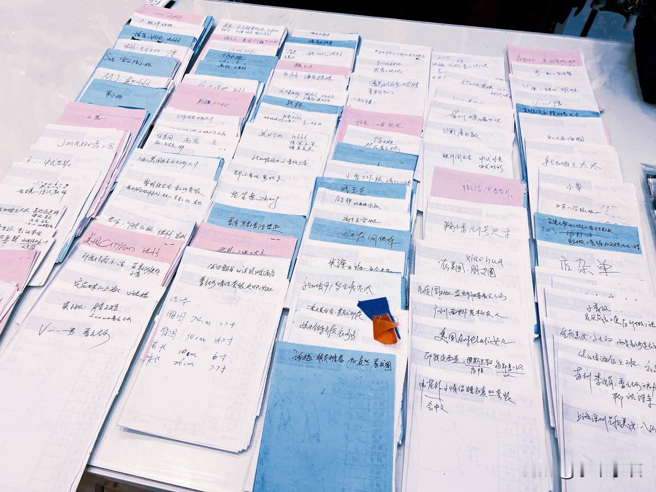 我的宝藏：尺寸单

今天我整理了一下今年的尺寸单，
尺寸单边角卷起的边，
我轻轻