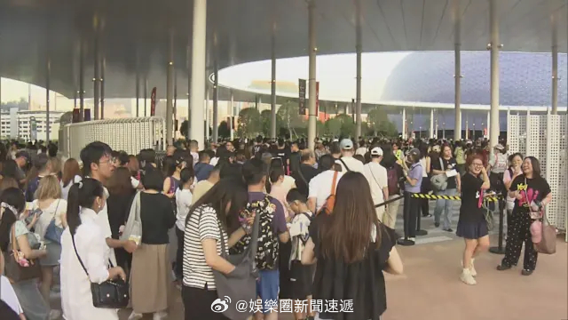 「香港樂壇天后兼影后郑秀文 （）演唱會舞台故障延期改為答謝會..歌迷專程來香港 