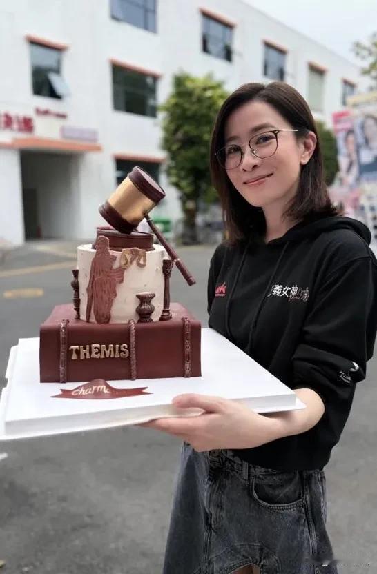 佘诗曼亭亭玉立，双眸灵动含情，顾盼间尽显聪慧。她的气质优雅且独特，浅笑嫣然，端庄